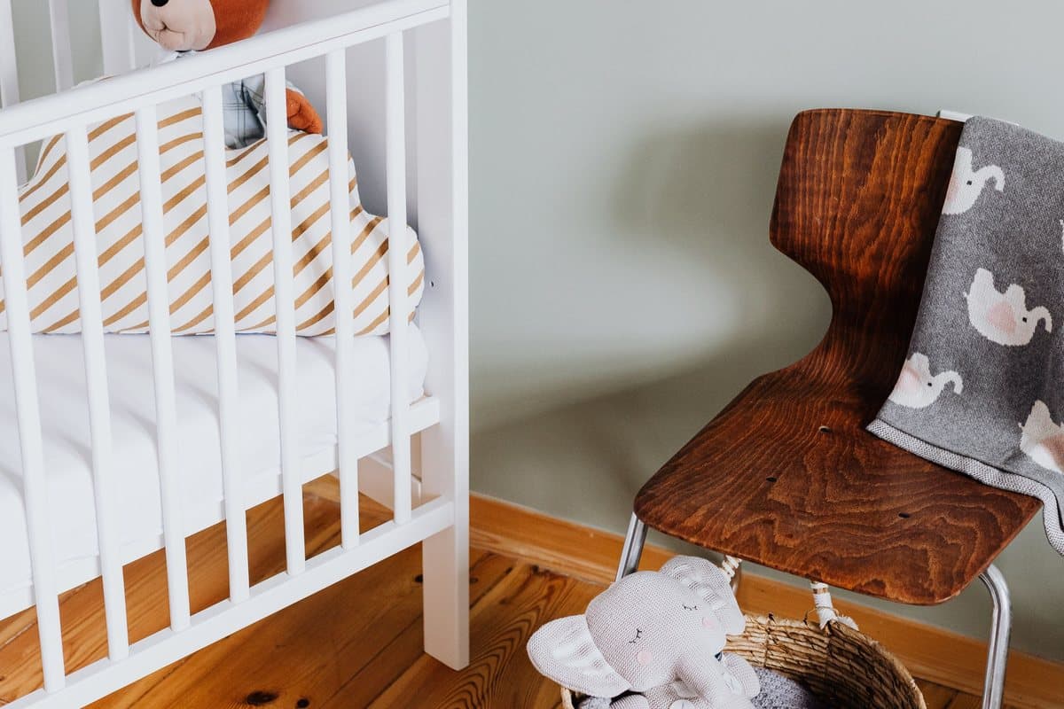 Coin nursery avec lit à barreaux, panier et guirlande